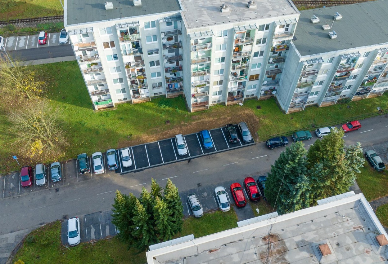 Radnica v Trenčianskych Tepliciach postupne zveľaďuje parkovanie a dopravné značenie