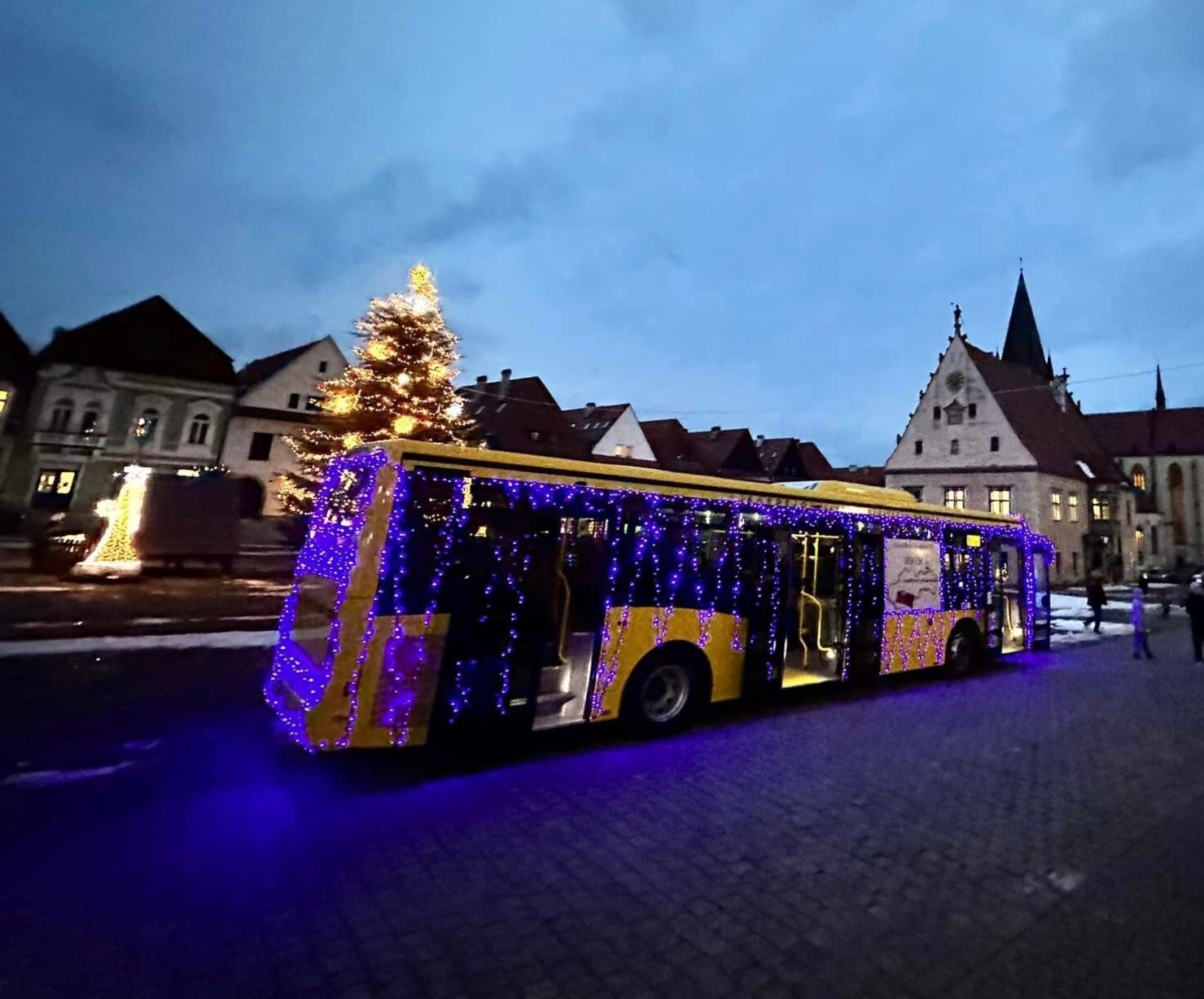 Vianočný darček pre cestujúcich v Bardejove: Nový autobus IVECO LE CITY v MHD ako vianočný autobus