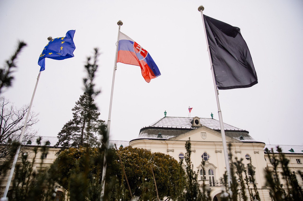 Úrad vlády SR vyvesil čiernu vlajku, vyjadruje solidaritu s Českou republikou