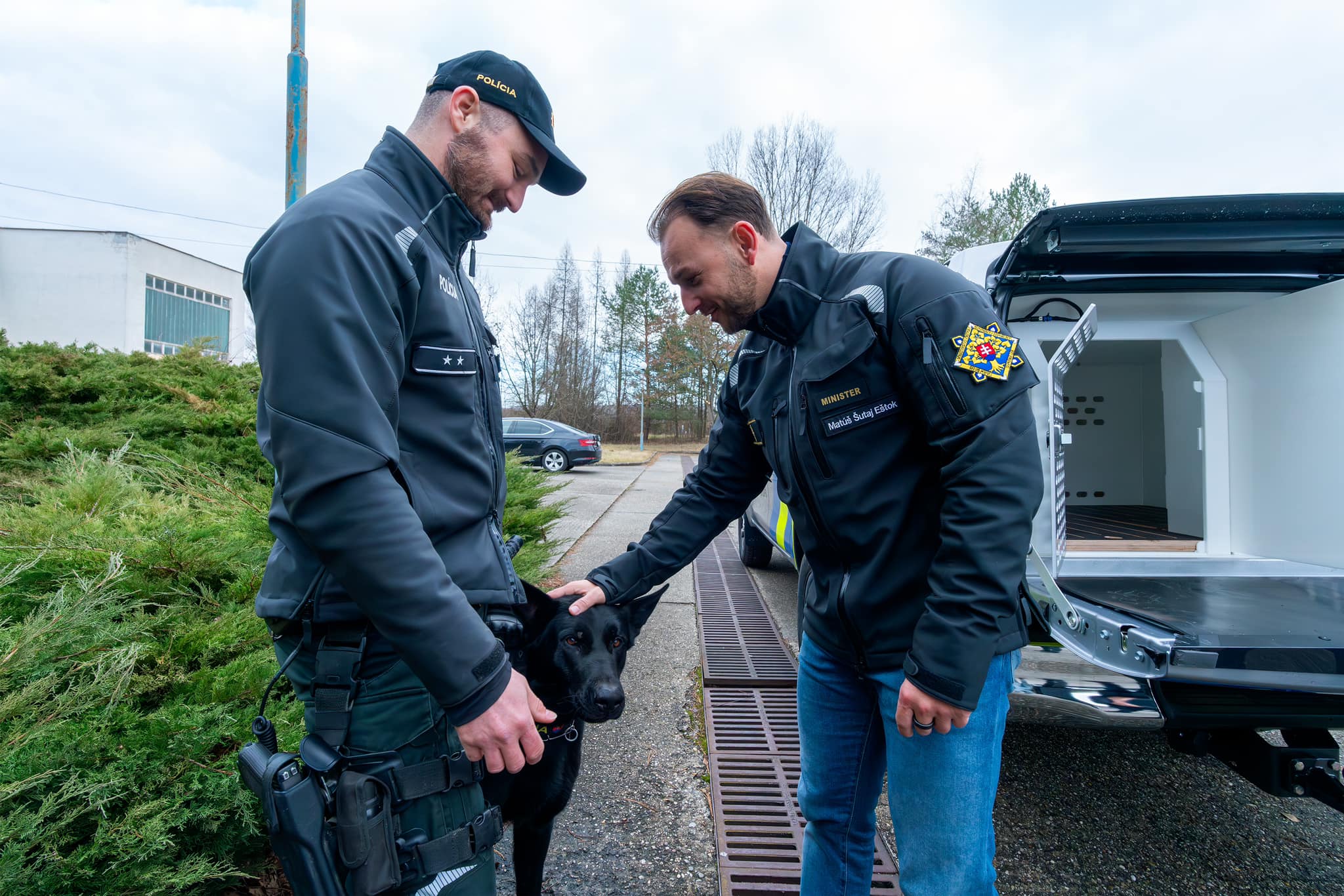 Stovky policajných psov denne dohliadajú na bezpečnosť, nové autá im pomôžu v ich práci