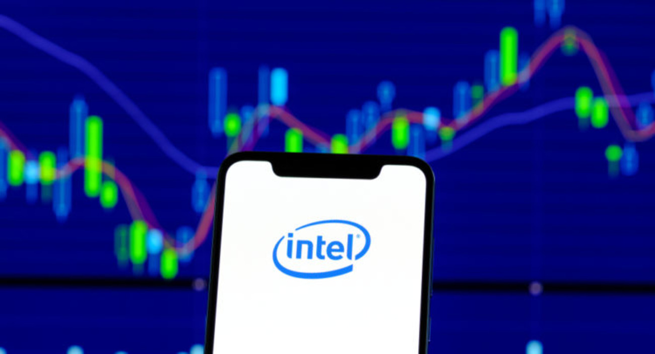 V piatok v predburzovom obchodovaní došlo k výraznému prepadu akcií amerického výrobcu čipov Intel, pričom klesli až o 12 %