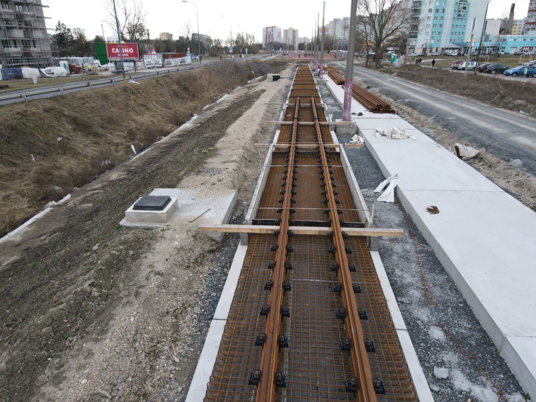 Výstavba električkovej trate v Petržalke: Pokrok prác vo februári 2024
