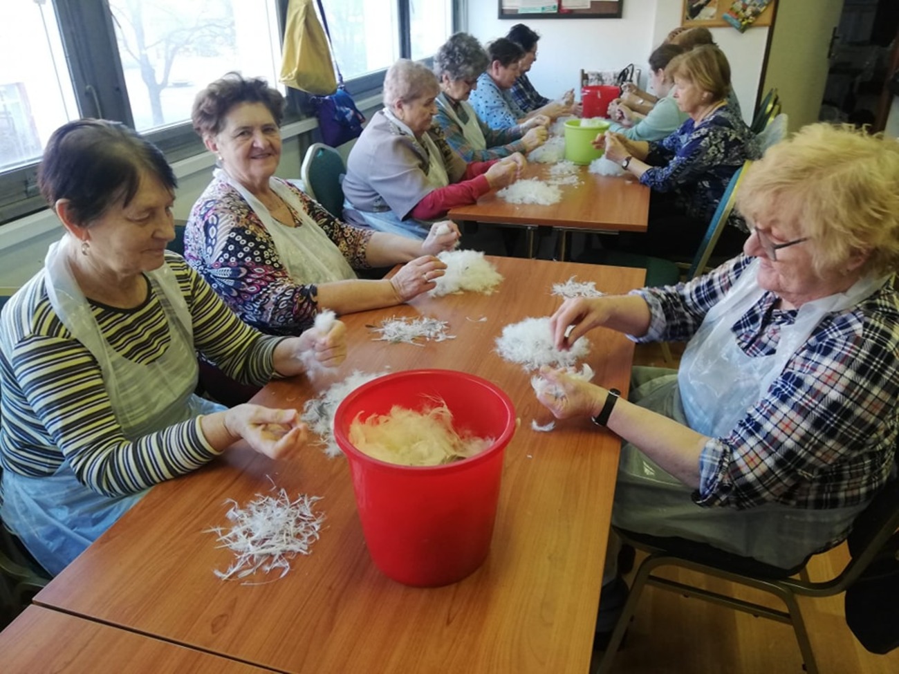 Seniori z denného centra v Púchove sa venujú tradičným zvykom a fašiangovým radostiam