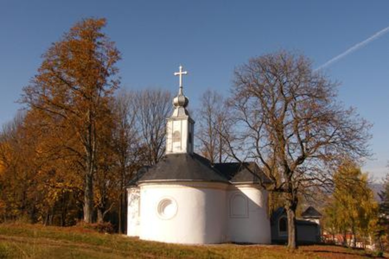Záhradníci pomohli cirkvi s úpravou drevín na Kalvárii v Banskej Bystrici