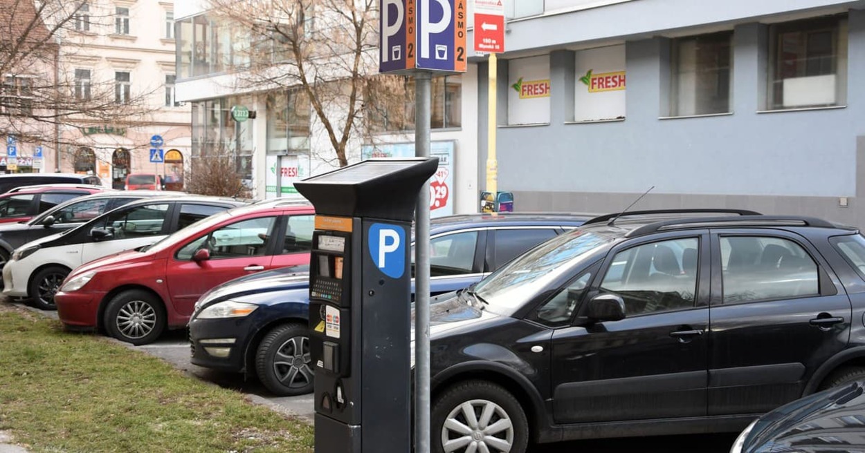 Topoľčany zavádzajú novú parkovaciu politiku na sídliskách: Rezidentské karty a online systém návštevníckych kariet