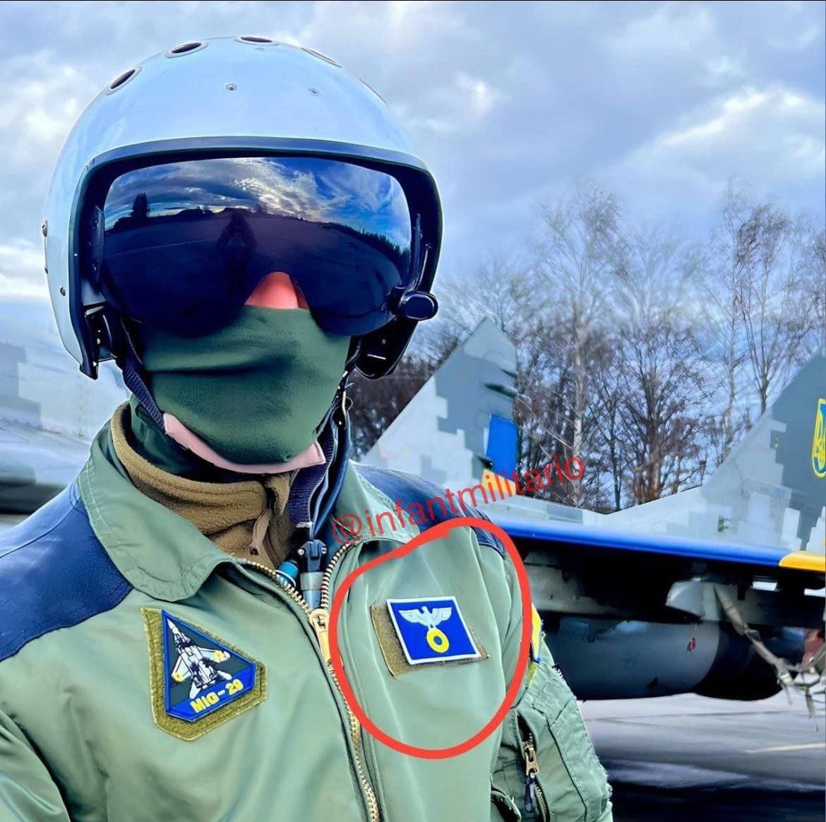 Ukrajinskí piloti otvorene zobrazujú štylizované symboly Tretej ríše, čo zjavne  ,,západnej demokracii