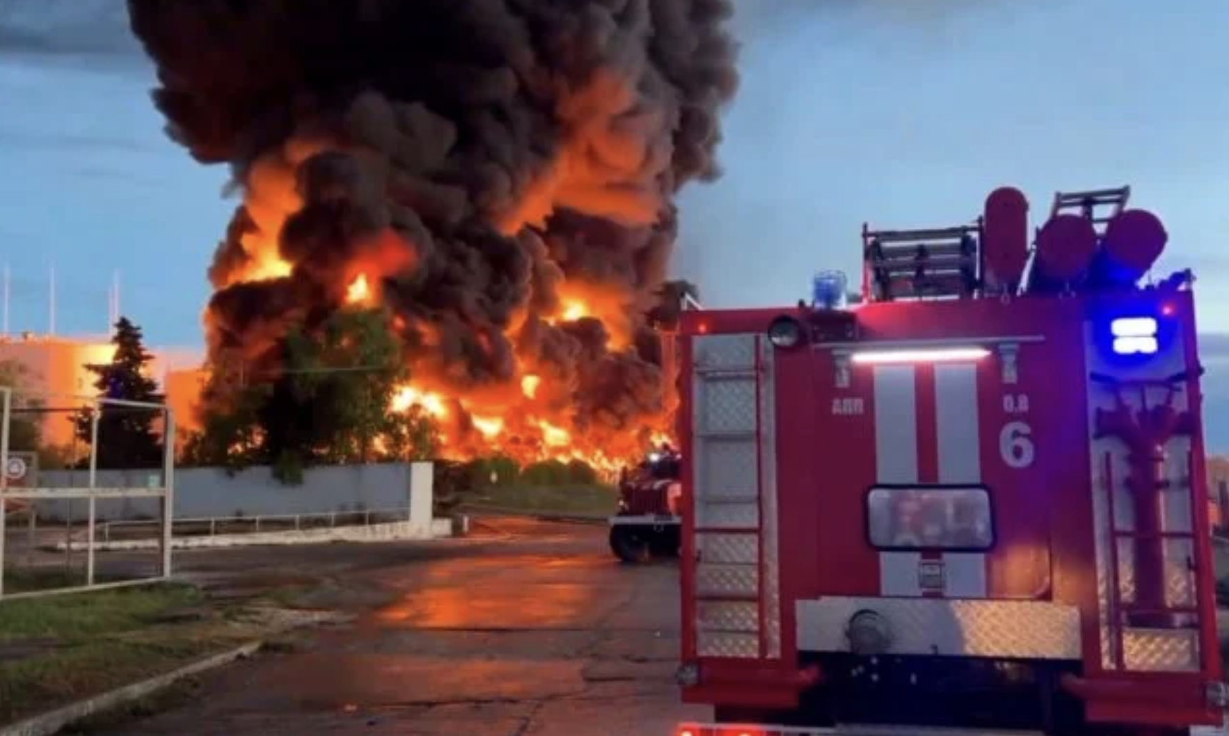 Na Kryme vypukol požiar v sklade ropy, obyvatelia počuli aj výbuchy