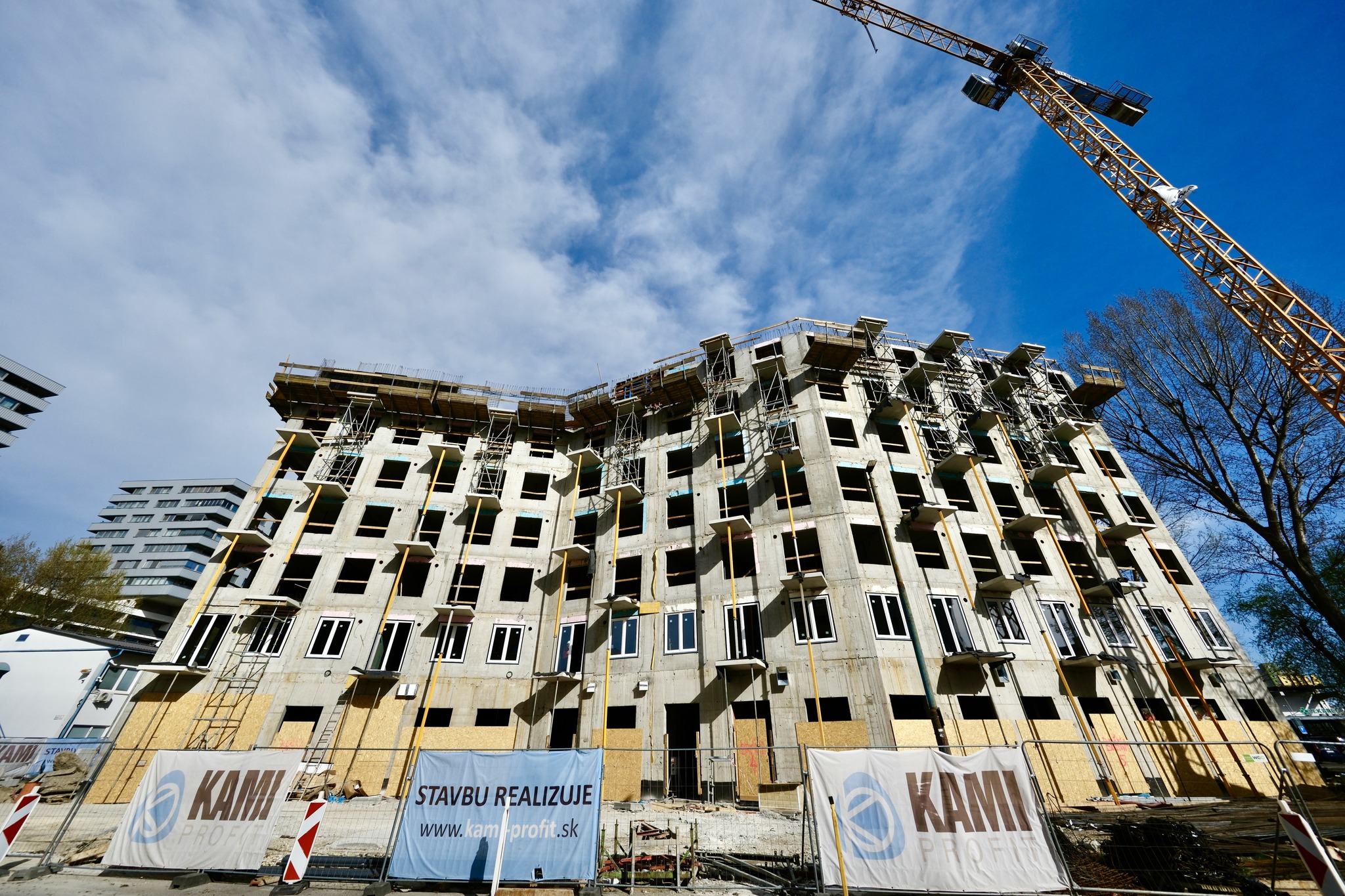 Na Muchovom námestí v Bratislave sa aktuálne realizuje výstavba siedmeho podlažia bytového domu 