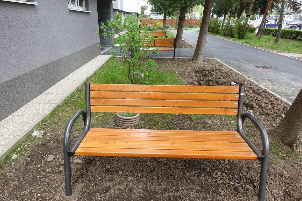 Nové a zrenovované lavičky pri bytových domoch v meste Snina