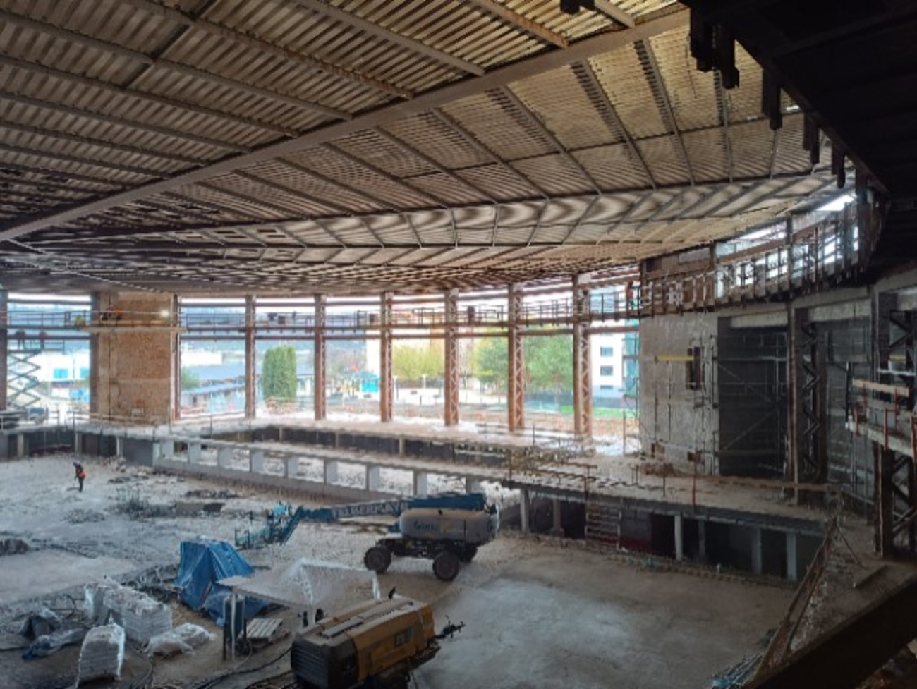 Práce na výstavbe Národného olympijského centra plaveckých športov v Košiciach